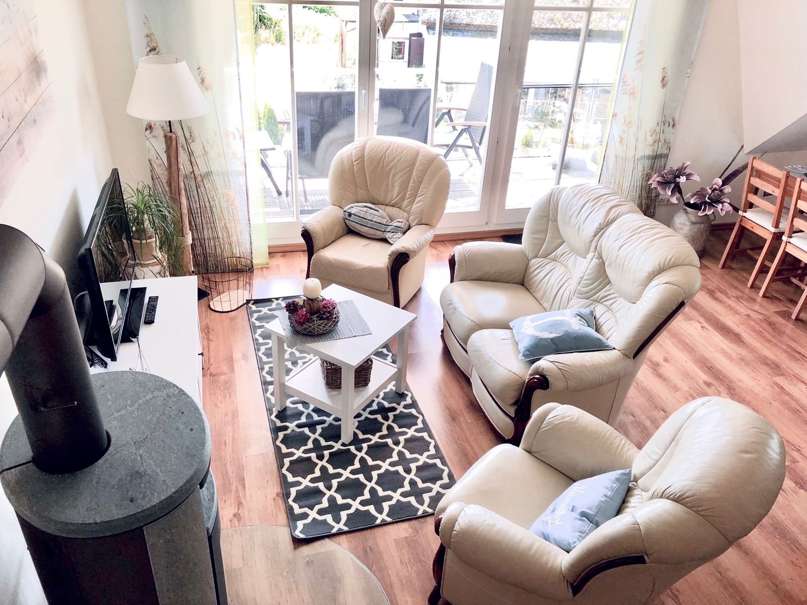 Wohnzimmer mit Kaminofen in der Ferienwohnung Boddenrauschen