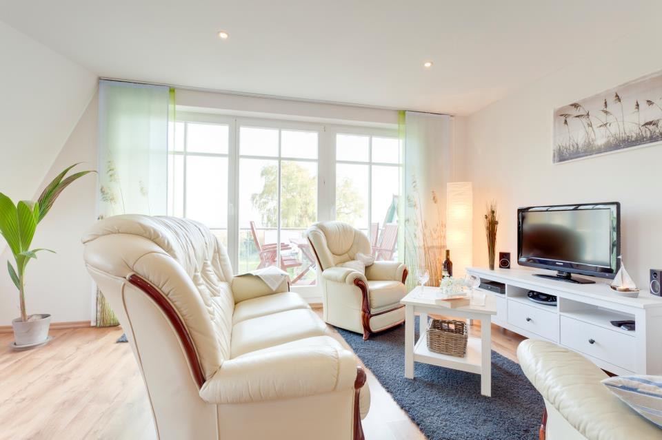 Helles Wohnzimmer der Ferienwohnung Boddentraum