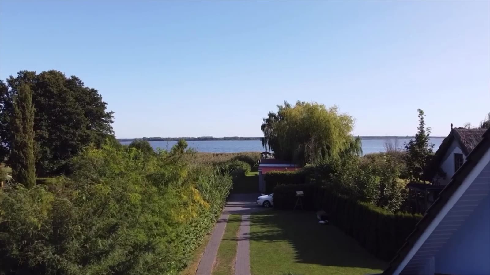 Weg durch den Garten Richtung Bodden