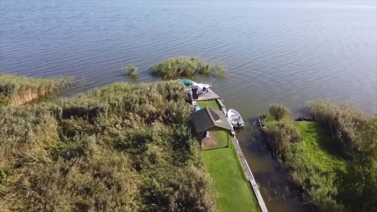 Hauseigener Steg mit Ruderboot am Bodden